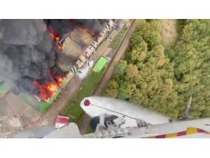 Şile’de fabrika yangınına helikopterden müdahale kamerada