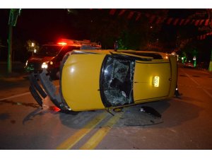 Malatya’da ticari araç yan yattı, sürücü araçta sıkıştı