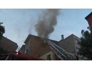 Fatih’te 2 katlı ahşap otelde kalan müşteriler güne yangın ile uyandı