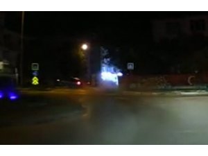 Alkollü sürücünün kaza ânı araç kamerasına yansıdı