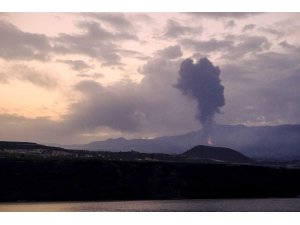 La Palma’daki Cumbre Vieja Yanardağı yeniden lav ve kül püskürtmeye başladı