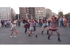 Taksim’de dans eden youtuberlara vatandaştan yoğun ilgi