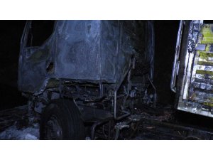 Kuzey Marmara Otoyolu’nda metal yüklü tır alev alev yandı