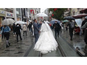 İranlı turistlerin evlilik pozları Taksim’de renkli görüntüler oluşturdu