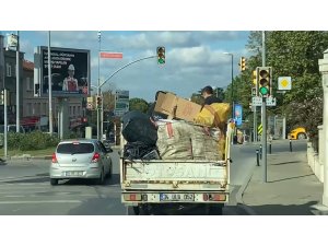 Üsküdar’da gençlerin kamyonet kasasındaki tehlikeli yolculuğu