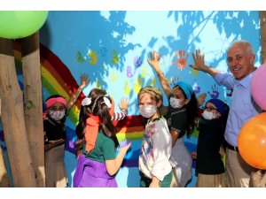 Başkan Gültak, kız çocuklarla duvar boyadı, resim yaptı