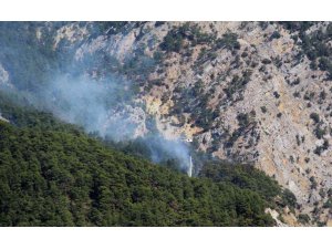Yıldırım düşmesi sonucu çıkan orman yangınına 3 farklı noktadan 1,5 km’lik hortumlarla müdahale ediliyor