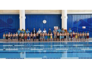 Selçuklu’da üçüncü sınıf öğrenciler yüzme öğreniyor