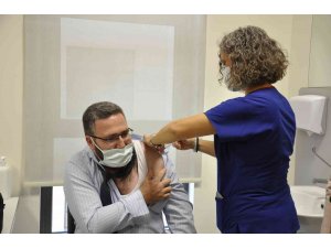 Hastanenin ilk Turkovac gönüllüsü aşı oldu