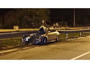 Otomobil bariyerlere çarptı: 2 yaralı