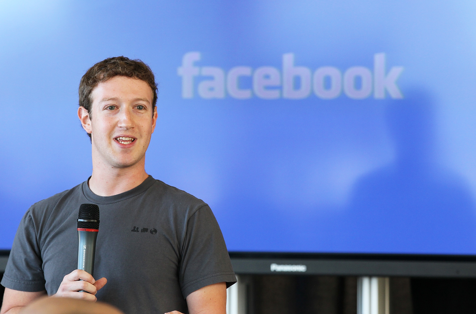 Facebook kurgusal evren için 10 bin işçi alacak