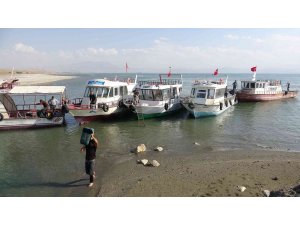 Van Gölü’nde kuraklık etkisi: Balıkçı tekneleri limana yanaşamadı