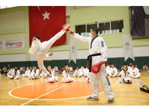 Taekwondo sınavında kıyasıya mücadele