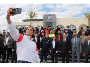 Olimpiyat şampiyonu Busenaz Sürmeneli’nin ismi öğrencisi olduğu üniversitenin spor salonuna verildi