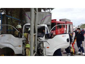 Sancaktepe’de yön tabelası direğine çarpan kamyonet sürücüsü sıkıştı