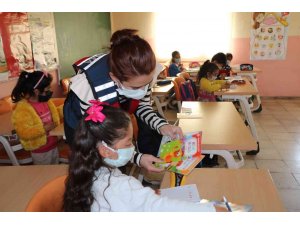 Ardahan’da "Güvenli Okul, Güvenli Gelecek Projesi" kapsamında jandarma ekipleri denetim yaptı