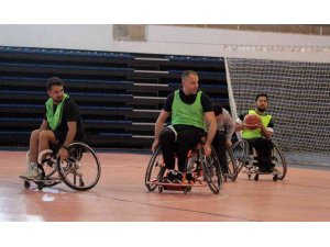 Üniversite öğrencileri tekerlekli sandalye ile basketbol oynadı