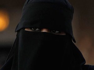 Burkalı kadın, operadan çıkarıldı