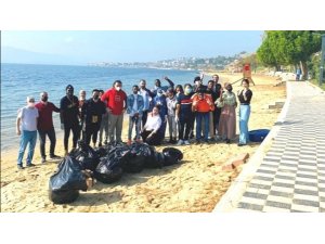 TÖMER öğrencileri sahili temizledi