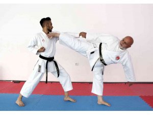 70’lik karateci gençlere taş çıkartıyor