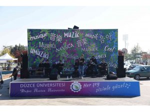 Düzce Üniversitesi’nde müzik durağı konserleri başladı