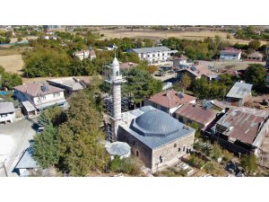Leyleklerin yuva yapması nedeniyle yenileme çalışmaları ertelenen 386 yıllık caminin restorasyonu tamamlandı