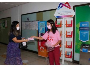 Büyükşehir Belediyesi, meme kanserine dikkat çekmek için pembe maske dağıttı