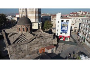 Melikgazi Belediyesi Kayseri Şehir Kütüphanesi’nin yanındaki 5 katlı binayı yıkacak