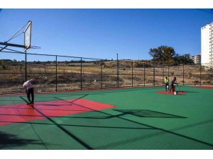 Basketbol ve voleybol sahalarında yenileme bakım çalışması