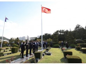 Bakan Çavuşoğlu’ndan Kore şehitlerinin yattığı BM Anıt Mezarlığı’na ziyaret