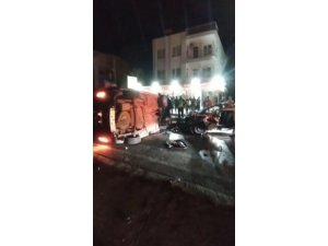 Antalya’da hafif ticari araç karşı şeride geçip otomobile çarptı: 1ölü, 2 yaralı