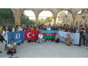 Kardeş ülke Azerbaycan’dan gelen gençler Balıklıgöl’ü gezdi