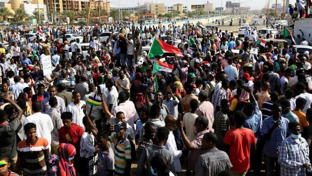 Sudan'da hükümet feshedildi, ülke genelinde olağanüstü hal ilan edildi