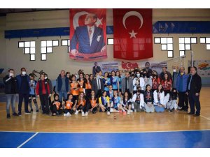 Cumhuriyet kupası genç kızlar voleybol turnuvası sona erdi