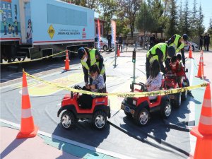 Minik öğrencilere ’Mobil Trafik Eğitim Tırı’ ile uygulamalı trafik eğitimi verildi