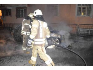 Sultangazi’de park halindeki otomobil alev alev yanarak kül oldu