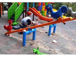 Safranbolu’da hasar gören çocuk parkları tamir ediliyor