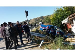 Jandarma aracıyla otomobil çarpıştı: 1’i ağır 4 yaralı