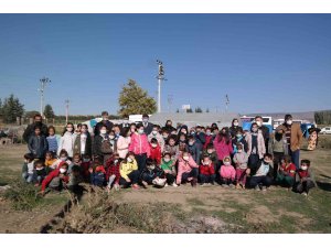 İlkokul öğrencileri çadırda yaşayan mevsimlik işçileri ziyaret etti