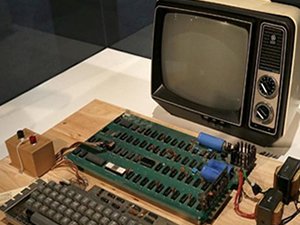 Apple'ın ilk bilgisayarı satıldı