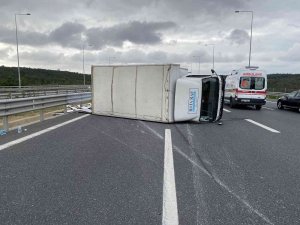 Kuzey Marmara Otoyolunda kamyonet devrildi: 1 yaralı
