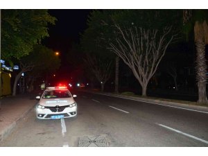 Dur ihtarına uymayan sürücü, polisin bileğini çatlattı