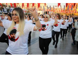 Aydın’da 98 kadın, Cumhuriyeti zeybek oynayarak kutladı