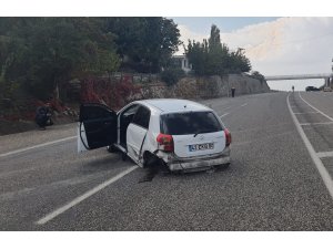 İki otomobil çarpıştı: 2 yaralı