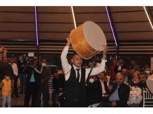 Davulcu damat kendi düğününde şov yaptı