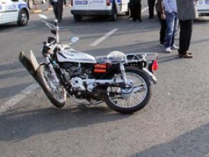 Kasksız motosiklet sürücüsü kazada öldü!