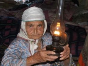 88 yaşındaki nine, 88 yıldır elektriksiz yaşıyor!