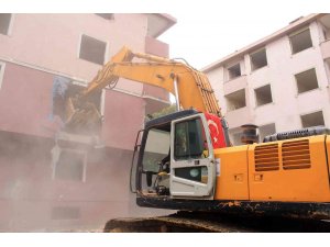 Tuzla’da deprem riski taşıyan 63 daireli site yıkıldı
