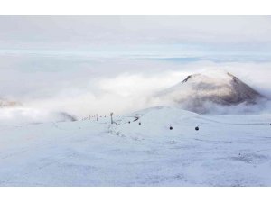 Beyaza bürünen Erciyes’te kar kalınlığı 10 santim oldu