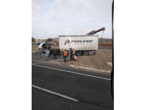 İki kamyon çarpıştı: 1 ölü, 1 yaralı